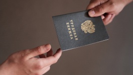 Какую запись сделать в бумажной трудовой книжке о том, что работник от нее отказался